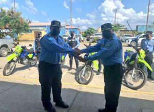 Comisario de Policía Pablo Osorto Osorto recibe la titularidad de la Jefatura Departamental de Islas de la Bahía